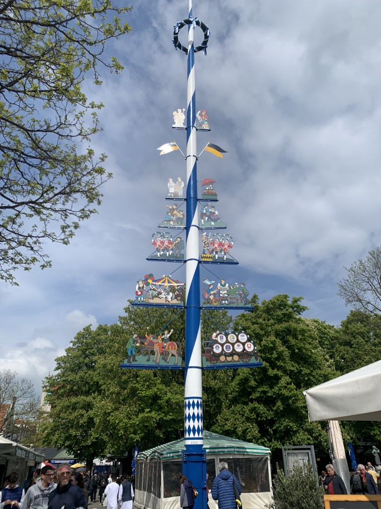A photo of the Viktualienmarkt Maypole, in Munich, Germany